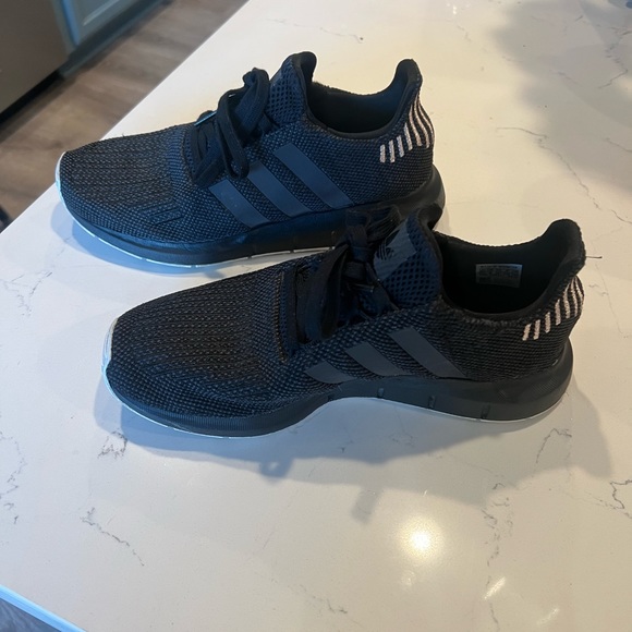 Women’s size 7.5 Adidas Running Shoes - Picture 3 of 5